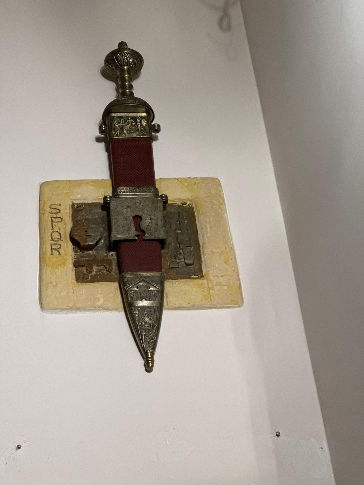 Porta gladio romano con vecchia serratura adattata con mattone romano