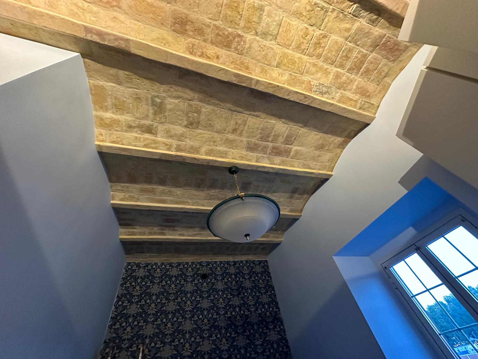 Controsoffitto e allaccio elettrico